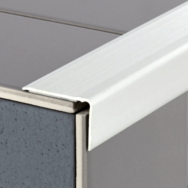 Nez de marche striés métalliques