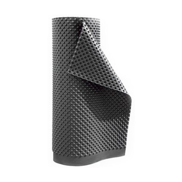 Nappe à excroissances pour protection et drainage